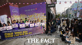 눈물 흘리는 이태원 참사 유가족 10.29 기억과 안전의 길 조성 [TF사진관]
