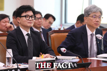 모처럼 야당 칭찬에 웃음나는 한동훈 [TF사진관]