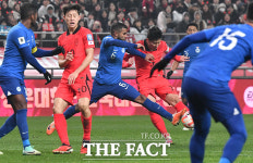 막을 수 없는 손흥민의 슈팅 [포토]