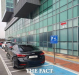 안산 상록구청 장애인 주차공간에 주차된 안산시의회 의장 관용차량