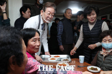 경로당 찾아 점심 배식하는 이재명 대표 [TF사진관]