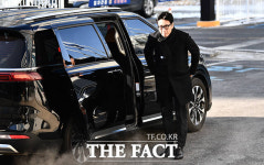 두 손 모은 이선균 심려 끼쳐 죄송하다··· 성실하게 답하겠다  [TF사진관]