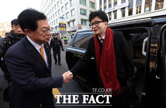 환호 받으며 당사 들어서는 한동훈 비상대책위원장 [TF포착]