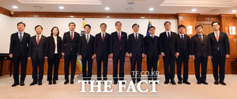 차관급 임명장 수여하는 한덕수 국무총리 [TF사진관]