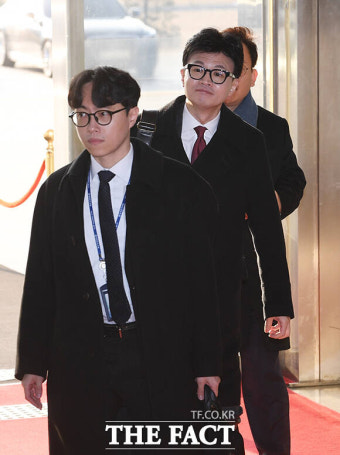 '이 방향이 아니네?'…국회 출근이 어색한 한동훈 비대위원장 [TF사진관]