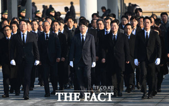 '개혁신당 이준석-천하람-이기인' 현충원 찾아 참배 [TF사진관]