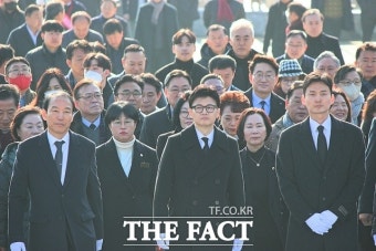 광주 찾은 한동훈 국민의힘 비대위원장, 5·18 국립묘지 참배