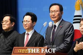 문병호, 개혁신당 합류… 미소로 환영하는 '천·아·인' [TF사진관]