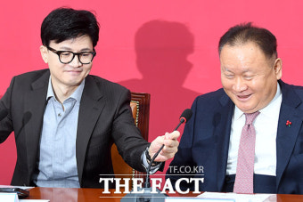 이상민 휠체어 밀어주며 '국민의힘 입당' 축하하는 한동훈 [TF사진관]