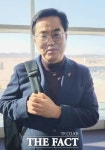 김동연 보라색 리본 달고 스위스 출국…이태원 특별법 거부 우려 뜻