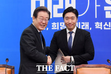 백범 사진 건 민주당, '김구의 후예' 김용만 영입 [TF사진관]