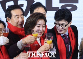 나경원과 건배하는 한동훈 [포토]