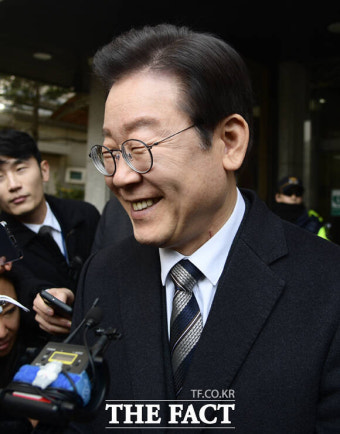 공천 면접 후 웃음 짓는 이재명 