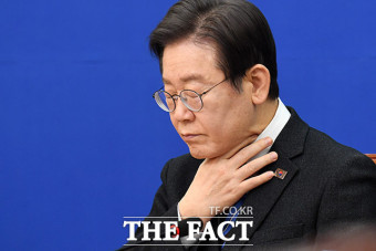 '반창고 뗀 이재명' 선명한 피습 흉터 [TF사진관]