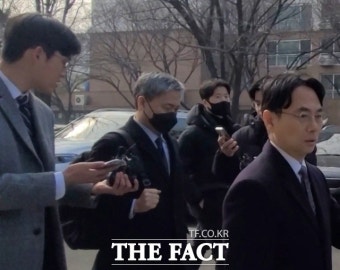 '바람픽쳐스 고가인수 의혹' 카카오엔터 김성수·이준호 구속영장 기각