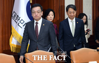 비상경제장관회의 참석하는 기재-산업-중소벤처 장관 [포토]