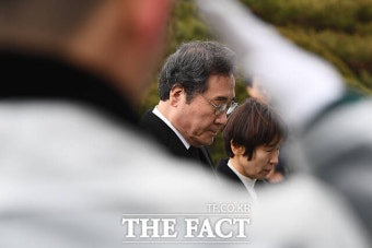 현충탑에서 묵념하는 '새로운미래 이낙연 공동대표' [포토]