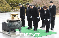 현충원 참배로 공식 일정 시작한 새로운미래 [TF사진관]