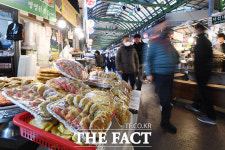 설 명절 사흘 앞두고 인파 가득한 전통시장 [TF사진관]