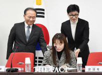 안내견 조이 없어도 든든…김예지 의원 안내하는 한동훈 [TF사진관]