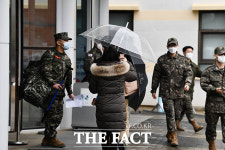 12개 군 병원 개방 국군수도병원 찾은 민간인들 [TF사진관]