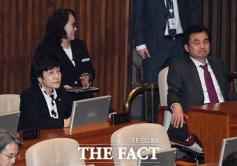 '탈당 선언' 김영주 부의장...굳은 표정으로 본회의 주재 [TF사진관]