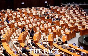 '국회의원들은 어디에?'…빈 의석이 더 많은 대정부질문 [TF사진관]