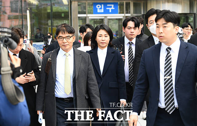 이재명 대통령 관련 법카 유용 의혹 사건 재판 연기 결정에 관심 쏠려