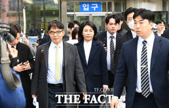 이재명 대통령 관련 법카 유용 의혹 사건 재판 연기 결정에 관심 쏠려