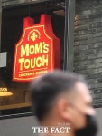 해외 프리미엄 버거랑 정면 승부…맘스터치 강남점 개점 속내는? [TF초점]