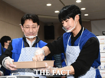 정해인과 도시락 포장하는 김윤상 2차관 [포토]