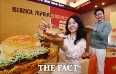 왕 크니까 왕 맛있다! 롯데리아, 왕돈까스버거 [TF사진관]