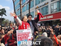 한동훈 지원 업은 이수정 후보, 영통구청 일대 거리 유세 
