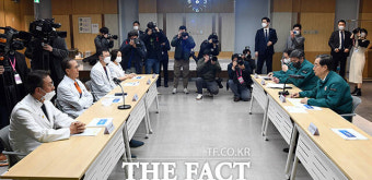 병원 의료진 격려하는 한덕수 국무총리 [TF사진관]