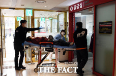 응급실로 이송되는 환자 [포토]
