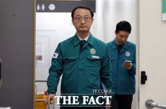 [의대증원 파장] 전공의 4944명 면허정지 사전통지…의대생 대표엔 대화 제안