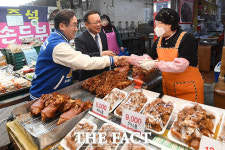맹성규 지원사격 인천 구월시장 찾은 김부겸 위원장 [TF사진관]