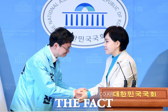 '중구·성동구갑' 전현희-강병찬, 두 손 맞잡으며 단일화 [TF사진관]