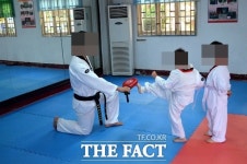 4세 아이 엉덩이 때린 김해 태권도장 관장 불구속 송치