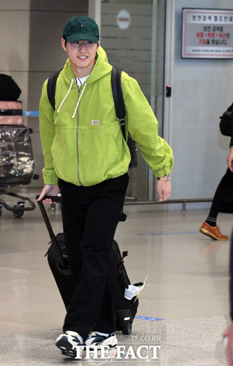 '하극상 논란' 이강인... 귀국길엔 여유 넘치는 미소 [TF사진관]
