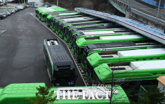 12년 만에 멈춘 서울버스···붐비는 택시 정류장 [TF사진관]