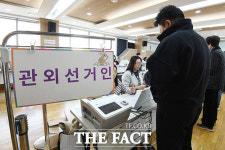 11시 기준 투표율 5.09%…한 표 행사하는 유권자들 [TF사진관]