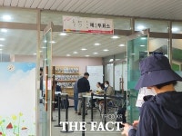 아이 손잡고 지팡이 짚고 소중한 한표…총선 투표소 북적