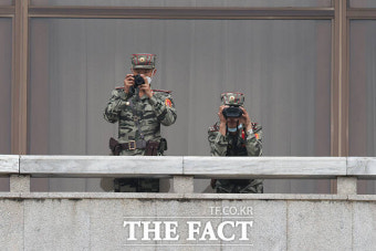 주유엔(UN) 미국대사 판문점 방문, 남측 예의 주시하는 북한군 [TF사진관]