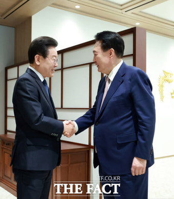 '첫 영수회담' 두 손 마주잡은 윤석열 대통령과 이재명 대표 [TF사진관]