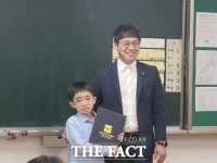 까치발 들고 우산 쓱 초등생, 자랑스런 광주학생 표창장 받아