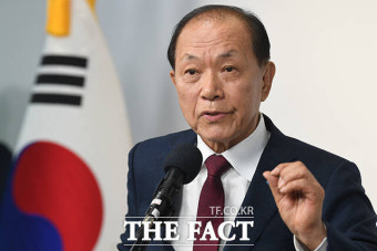 황우여, 깁스하고 취임사…