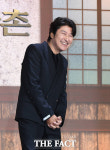 OTT 신인 송강호 삼식이 삼촌의 패기 넘치는 포즈 [TF사진관]