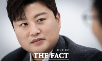 [속보] '음주 뺑소니' 김호중 경찰 출석…취재진 피해 지하로