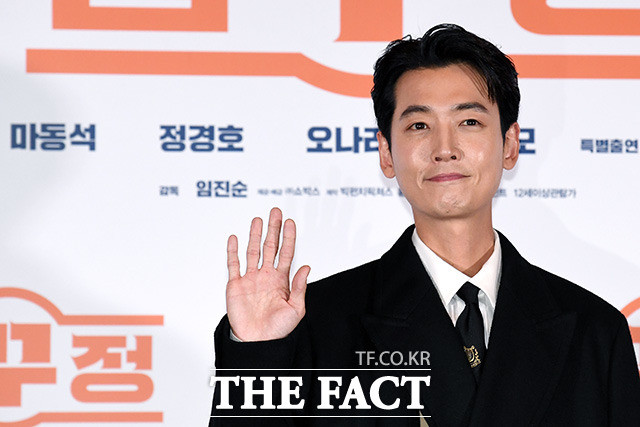 정경호, MBC 노무사 노무진에서 유령을 보는 노무사 역으로 높은 평가와 사랑을 받다